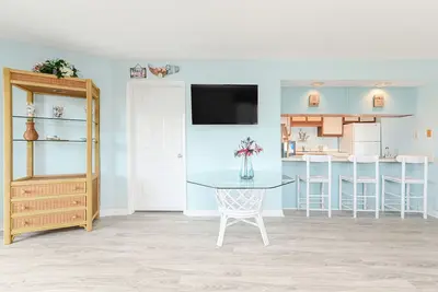 Image de 2nd Row 1 Br Condo with a Shared Pool! Islander D2