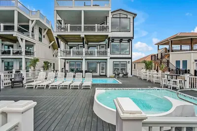 Image de New-Oceanfront-Elevated Pool-Elevator-Hot Tub-Kiddie Pool/Fun Deck Spa-Sleeps34