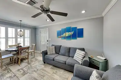 Image de Paradise Isle #15a | Across from the Beach + Pool Access!