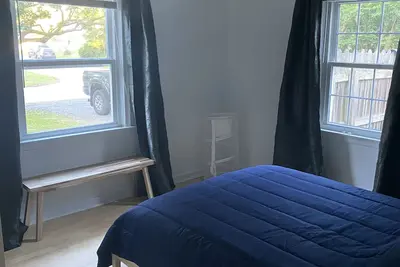 Image de The Modern beach bungalow. 7 minutes to ocean front, full private home!
