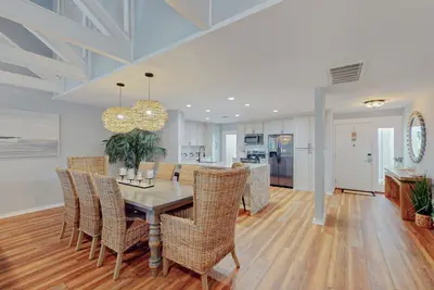 Image de Large and Update Single-level Queens Grant on Robert Trent Jones Golf Course!