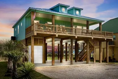 Image de “Sea Glass”; Beach Views Galore; Private Beach Access; Brand New/Hidden Gem
