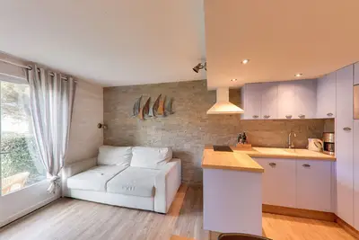 Image de 250 m du port - Piscine - 2 adultes et 3 enfants