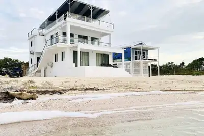 Image de Beachfront 3 Beds w\/ Kitchen\/Pool\/Breakfast
