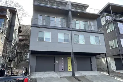 Image de New Listing. . . Magnificent brand new 5bed/ 3. 5bth, overlooking dt Hood River