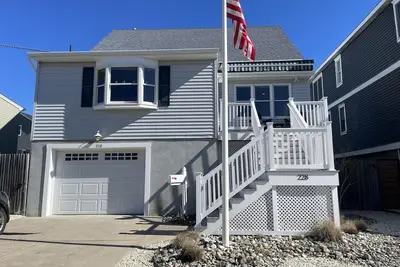 Image de Beautiful family rental, steps 2 beach