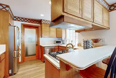 Image de Welcoming lake retreat with private hot tub, games, & fireplace - dog-friendly