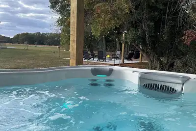 Image de Hgtv quality, private guest suite, country getaway with hot tub & fire pit