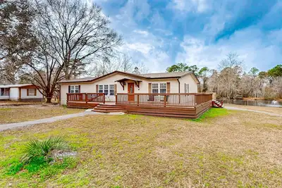 Image de Relaxing lakefront retreat with kayaks, wraparound deck & firepit - dog-friendly