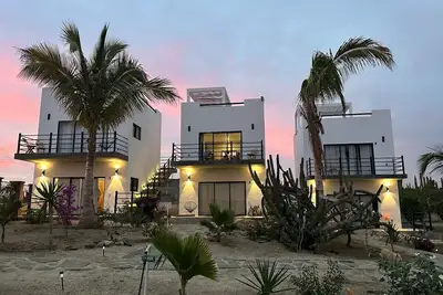Image de Condo#4-5 Min Walk 2 Beach/Surf-Sleeps4Queen Suite