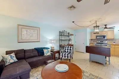 Image de Dog-friendly sunny stay with deck, grill, & W/D - internet & central Ac