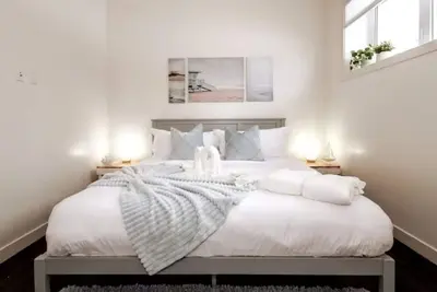 Image de Beach Vibes - King Bed - Fireplace - Garage - WiFi\n