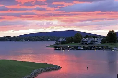 Image de Cozy 2-bedroom lakefront condo!