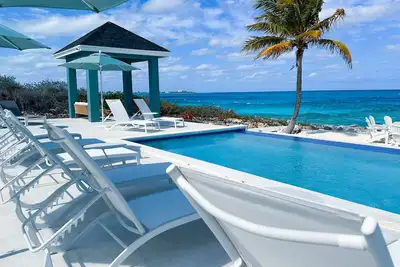 Image de Luxury Private Oceanfront Villa w\/ Infinity Pool - Sleeps 6- 12 people