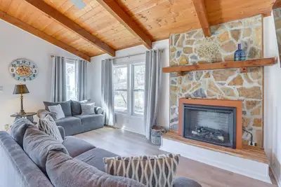 Image de Waterfront Shelby Home w/ Fireplace & Scenic Decks