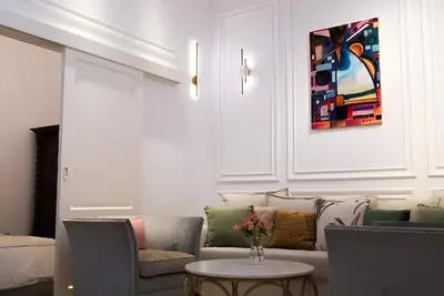 Image de Just Renovated Cozy Opera Suite