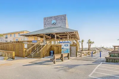 Image de Coastal Charm, pet friendly, private beach, free beach chairs service.