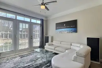 Image de Stellar suite w/ Gym, Pool & Netflix, sleeps 4!