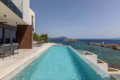Image de Beachfront Villa Fine Time with Pool Ii
