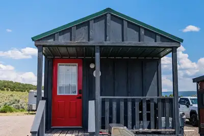 Image de Tiny Home with one Queen bed and a Futon couch. Sleeps: 3