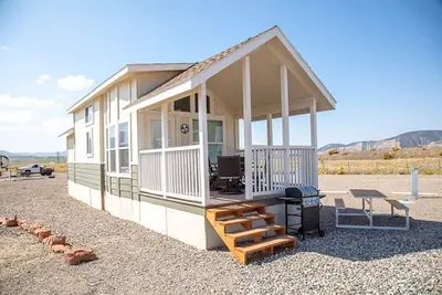Image de Our largest \"not so tiny\" tiny home, White River Casita is a beautiful modern tiny home that features a Queen bed on main level, one Queen bed in loft accessible by stairs, one Queen fold out couch with additional sleeping space in loft for sleeping