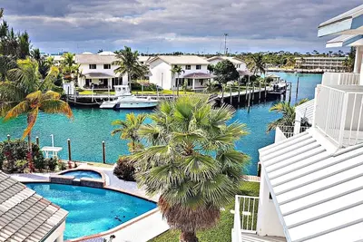 Image de Newly Renovated 2br Luxury Poolside Retreat: Steps from Beach & Port Lucaya