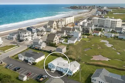 Image de Quiet Hampton North Beach cottage + pool, 2 minutes walk from the sand.