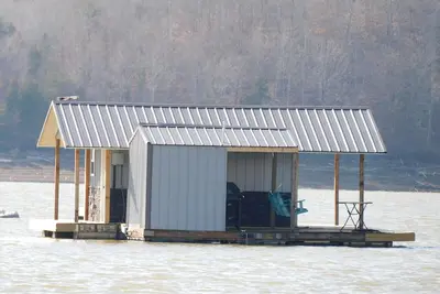 Image de Cozy floating home with WiFi, Ac in peaceful New Tazewell on Norris Lake