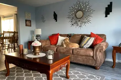 Image de 3 bed with fenced yard, fire pit, swings, 30 min from Clarenville