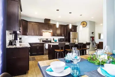 Image de ★Modern Home★King Bed★Garage✔Long Stays★Sanitized!