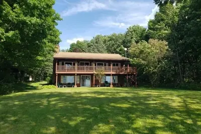 Image de Peaceful log home on lake Champlain with mooring