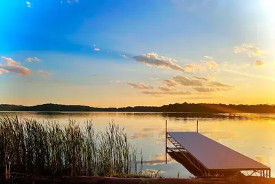 Image de Northern Loon | Nature Trails & Lake Views | Studio-Style Rooms | Legacy Lakeside Resort
