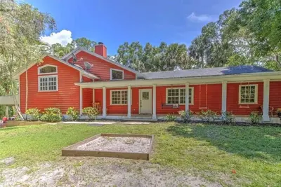 Image de Farmhouse • King Bed • Pool Table • Movie Room • Pet Friendly • Oasis • Private