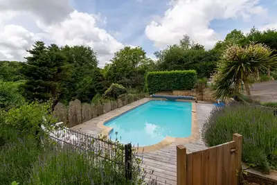 Image de Petite maison 'Les Sapins' avec piscine partagée, terrasse partagée et Wi-Fi