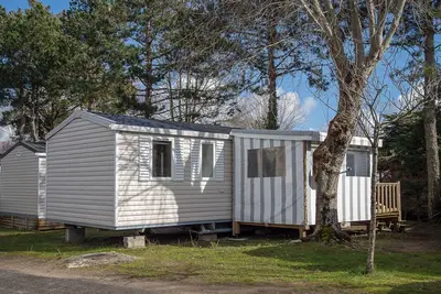 Image de Mobil Home 'Mobil Home Luminosa Plage À 2, 5 Km' avec piscine partagée, terrasse et climatisation