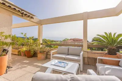 Image de Appartement 'Résidence De La Mer' avec vue sur montagne, terrasse privée et balcon