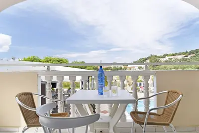 Appartement 'Sandy Maria Studio 202' avec piscine partagée, Wi-Fi et climatisation
