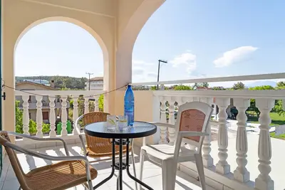 Appartement 'Sandy Maria Studio 302' avec piscine partagée, Wi-Fi et climatisation