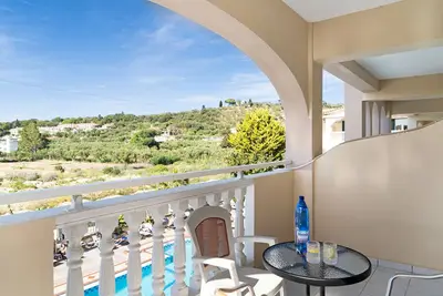 Appartement 'Sandy Maria Studio 303' avec piscine partagée, Wi-Fi et climatisation