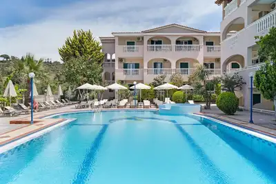 Appartement 'Sandy Maria Studio 402' avec piscine partagée, Wi-Fi et climatisation