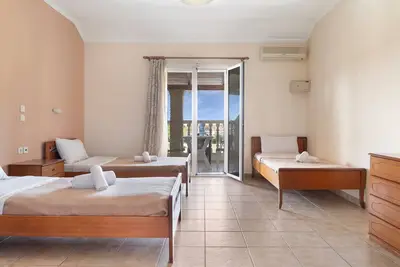 Appartement 'Sandy Maria Studio 403' avec piscine partagée, Wi-Fi et climatisation