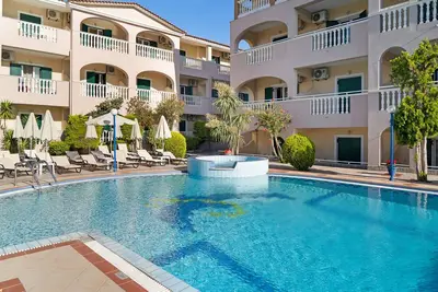 Appartement 'Sandy Maria Studio 504' avec piscine partagée, Wi-Fi et climatisation