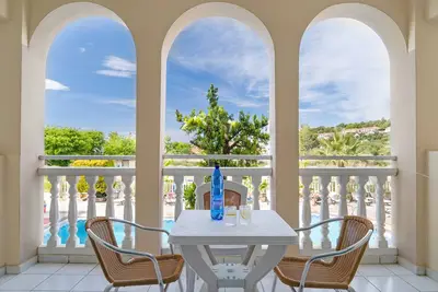 Appartement 'Sandy Maria Studio 601' avec piscine partagée, Wi-Fi et climatisation
