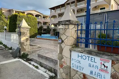 Appartement 'Sandy Maria Studio 702' avec piscine partagée, Wi-Fi et climatisation