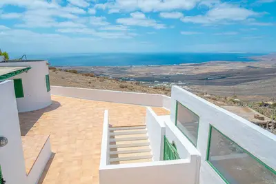 Image de Villa de vacances 'Lanzarote Suite Moon' avec vue sur la mer, piscine privée et Wi-Fi