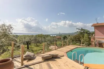 Image de Villa 'Il Giardino Etrusco Bolsena' avec vue sur le lac, piscine privée et Wi-Fi