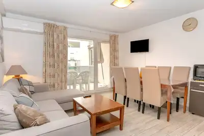 Image de Appartement 'Appartement Aix Les Bains' avec vue sur montagne, terrasse privée et climatisation