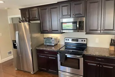Image de Perfect Location Across From North Hills Main Area