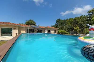 Image de Villa 'Familiale Sur 3000m2 Avec Piscine' avec piscine privée, terrasse privée et Wi-Fi