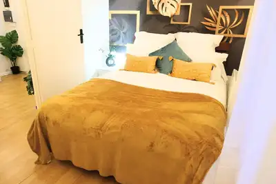 Image de Maison de vacances 'Triplex Exceptionnel 3min Du Métro7' avec Terrasse Privée, Balcon et Wi-Fi